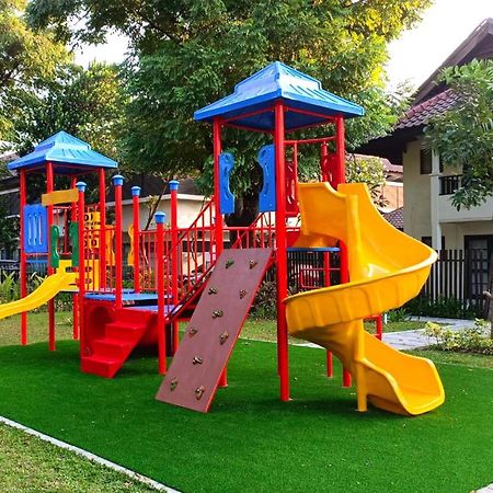 Whiz Prime Hotel Darmo Harapan Surabaya Ngoại thất bức ảnh