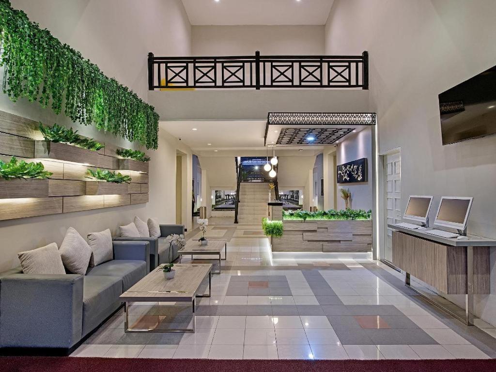 Whiz Prime Hotel Darmo Harapan Surabaya Ngoại thất bức ảnh