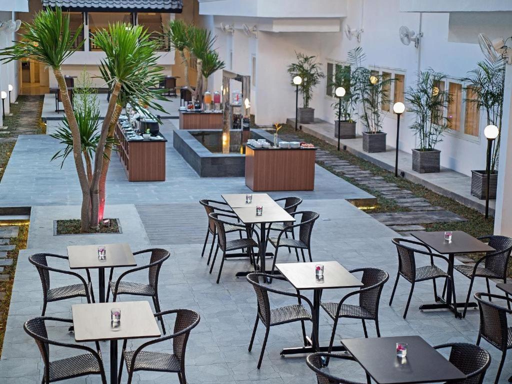 Whiz Prime Hotel Darmo Harapan Surabaya Ngoại thất bức ảnh