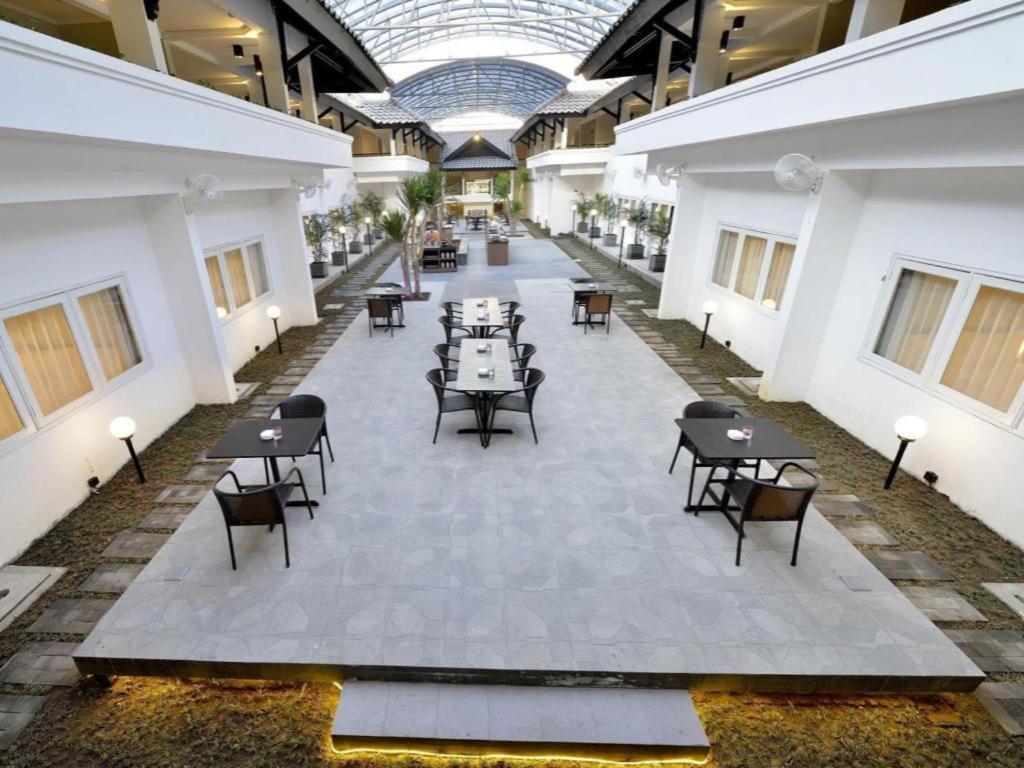 Whiz Prime Hotel Darmo Harapan Surabaya Ngoại thất bức ảnh