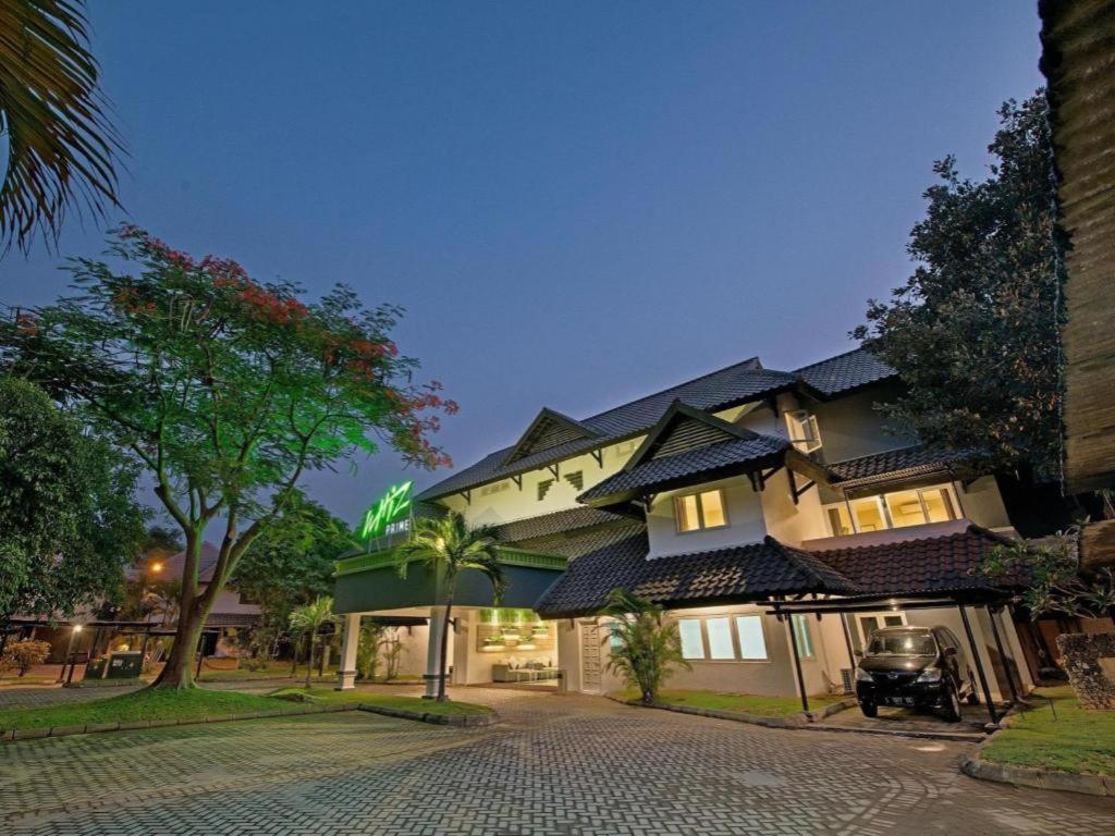 Whiz Prime Hotel Darmo Harapan Surabaya Ngoại thất bức ảnh