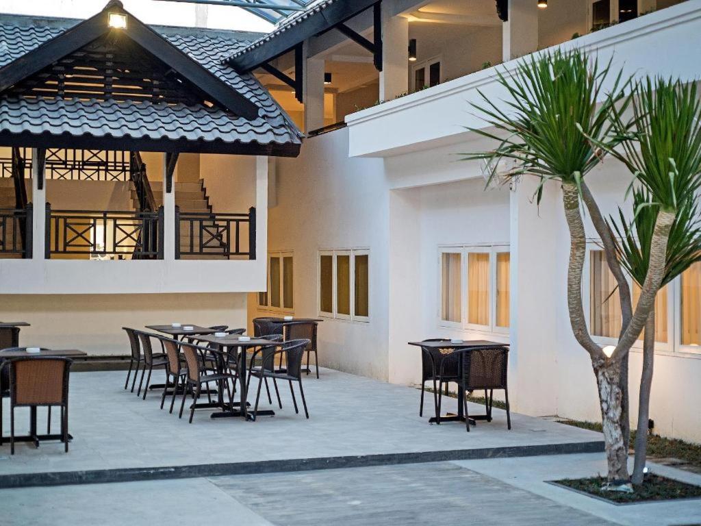 Whiz Prime Hotel Darmo Harapan Surabaya Ngoại thất bức ảnh