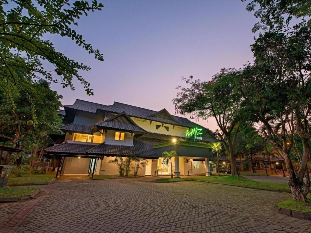 Whiz Prime Hotel Darmo Harapan Surabaya Ngoại thất bức ảnh