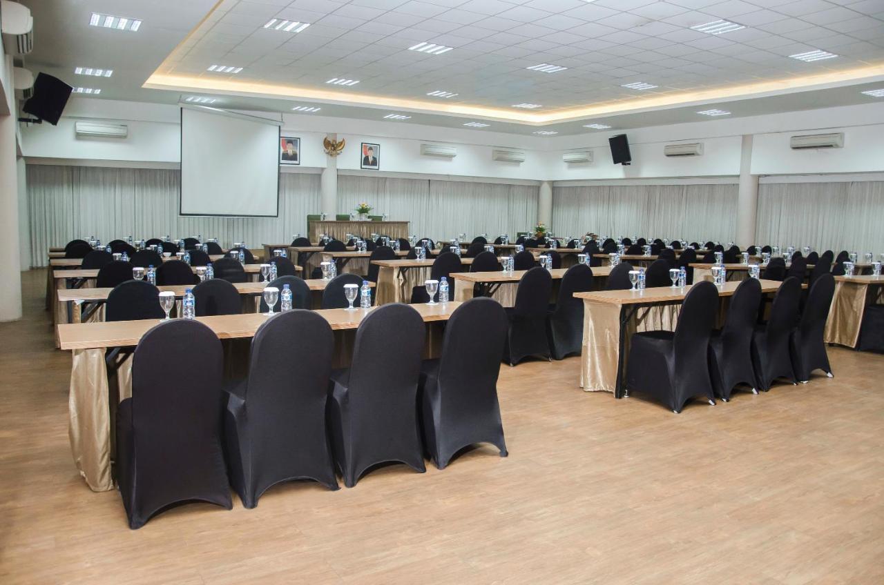 Whiz Prime Hotel Darmo Harapan Surabaya Ngoại thất bức ảnh