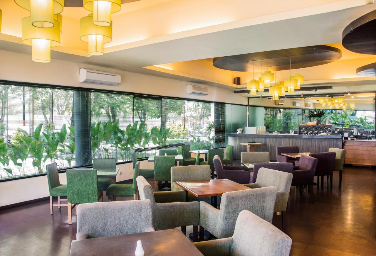 Whiz Prime Hotel Darmo Harapan Surabaya Ngoại thất bức ảnh