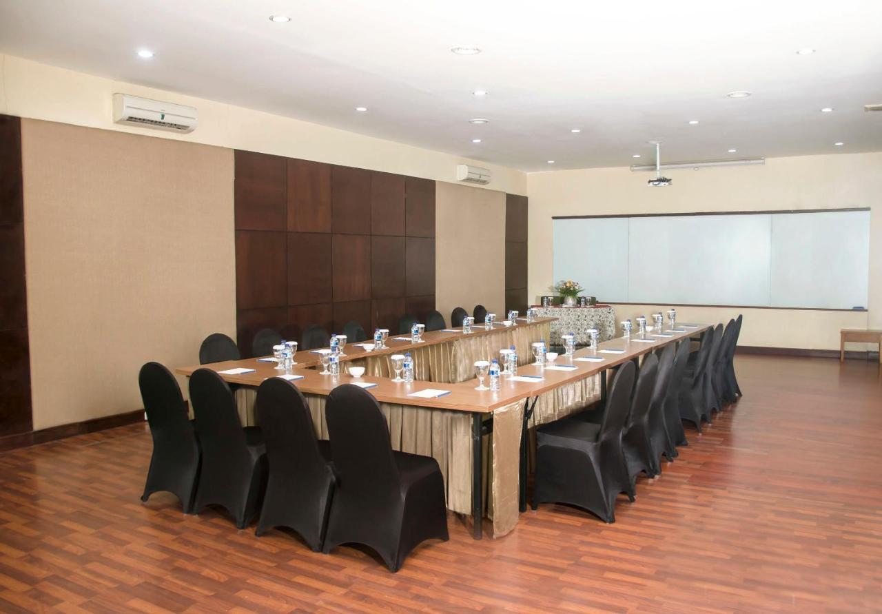 Whiz Prime Hotel Darmo Harapan Surabaya Ngoại thất bức ảnh