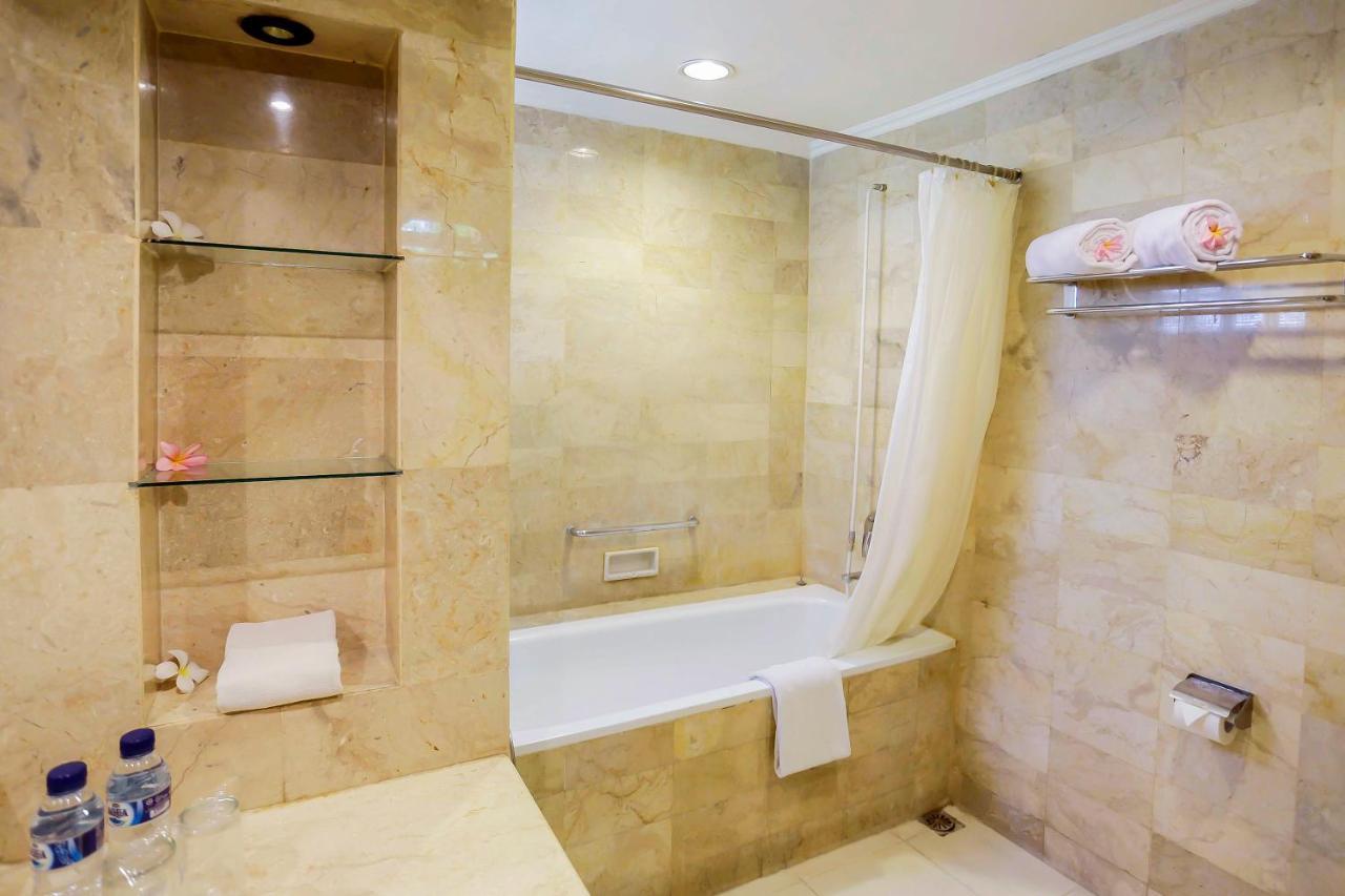 Whiz Prime Hotel Darmo Harapan Surabaya Ngoại thất bức ảnh