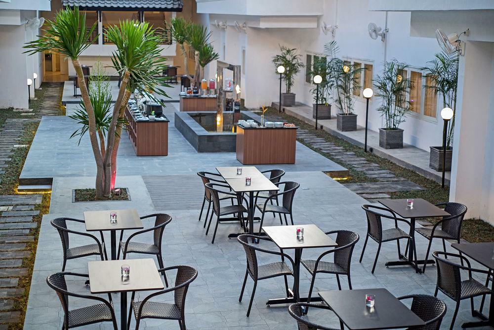Whiz Prime Hotel Darmo Harapan Surabaya Ngoại thất bức ảnh